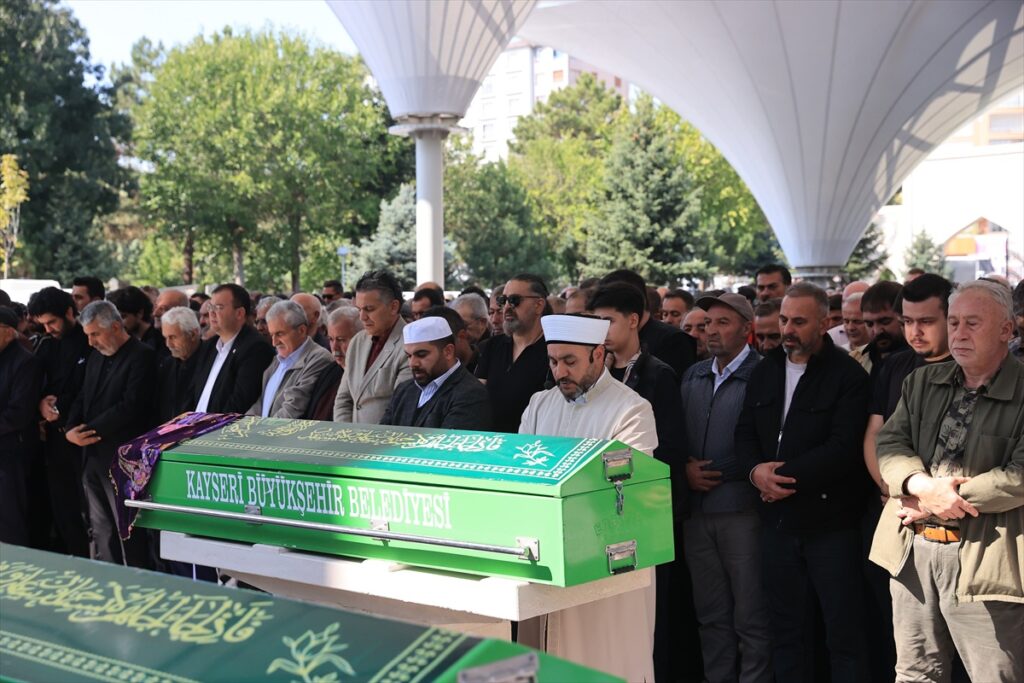 kayseri-incesuda-kazada-olen-3-kisi-erkilet-bulbulpinari-mezarliginda-defnedildi-rtPZMmiw
